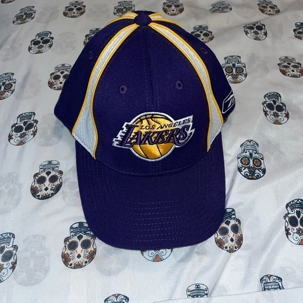 Vintage Reebok lakers hat Size: Men's ONE SIZE.  Excellent Condition
